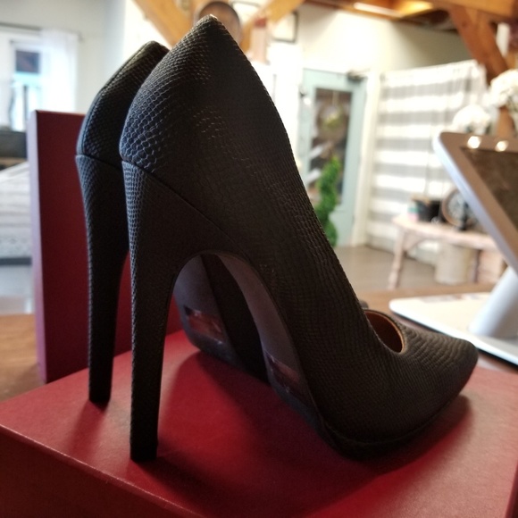 Shoes - Picture 2 of 7